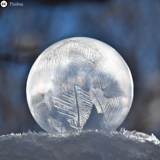 Eine gefrorene Seifenblase in der Wintersonne.