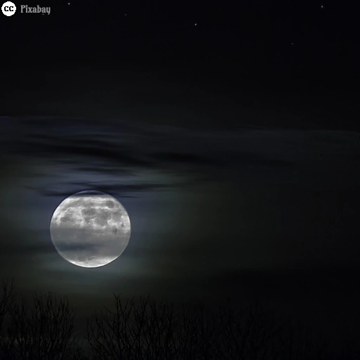 Ein heller Vollmond leuchtet durch dünne Wolkenschleier am Nachthimmel.