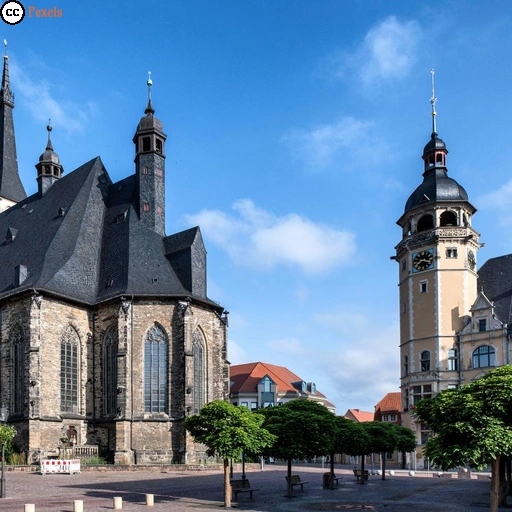 Der Marktplatz von Köthen/Anhalt mit Jakobskirche und Rathaus.