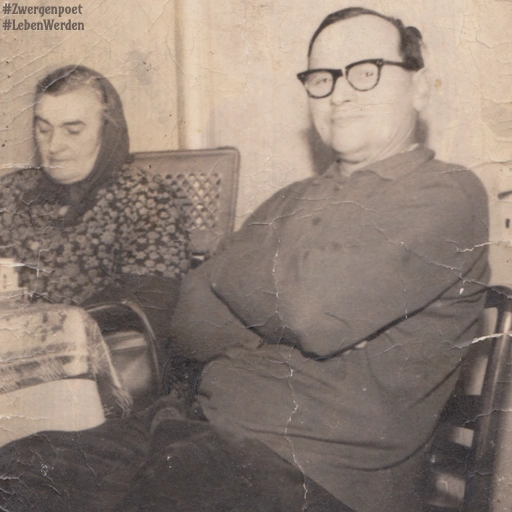 Ein altes Foto, das einen Mann mit Hornbrille und eine Frau mit Kopftuch zeigt.