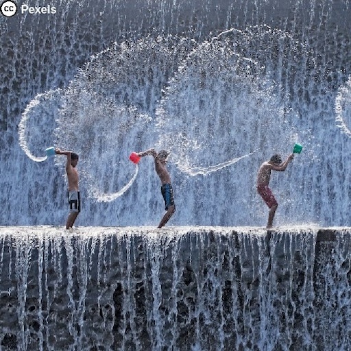 Fünf Jungs spielen auf einem Wasserfall. Foto von Jeffry S.S. auf Pexels.