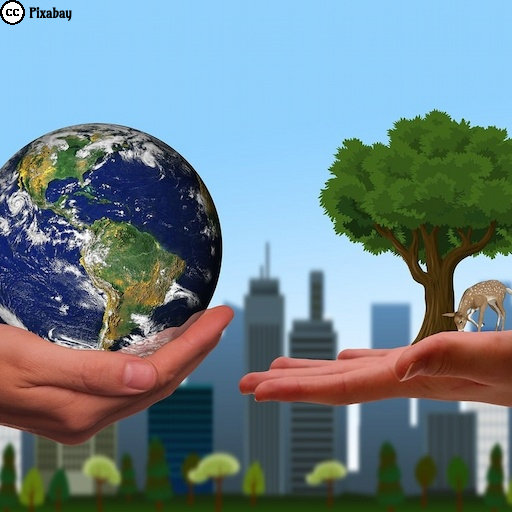 Links im Bild eine Hand, die die Erdkugel h&auml;lt, rechts eine Hand, auf der ein Laubbaum steht, vor dem ein Reh frisst. Der Hintergrund zeigt die Silhouette einer Großstadt. Bild von Gerd Altmann auf Pixabay.